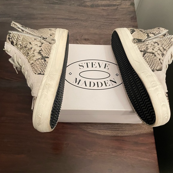 Steve Madden Snake/Beige Colored Sneakers, Size 11 - Picture 2 of 6